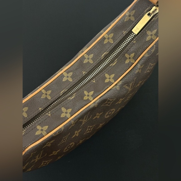 Louis Vuitton Croissant MM Bag - Picture 9 of 12